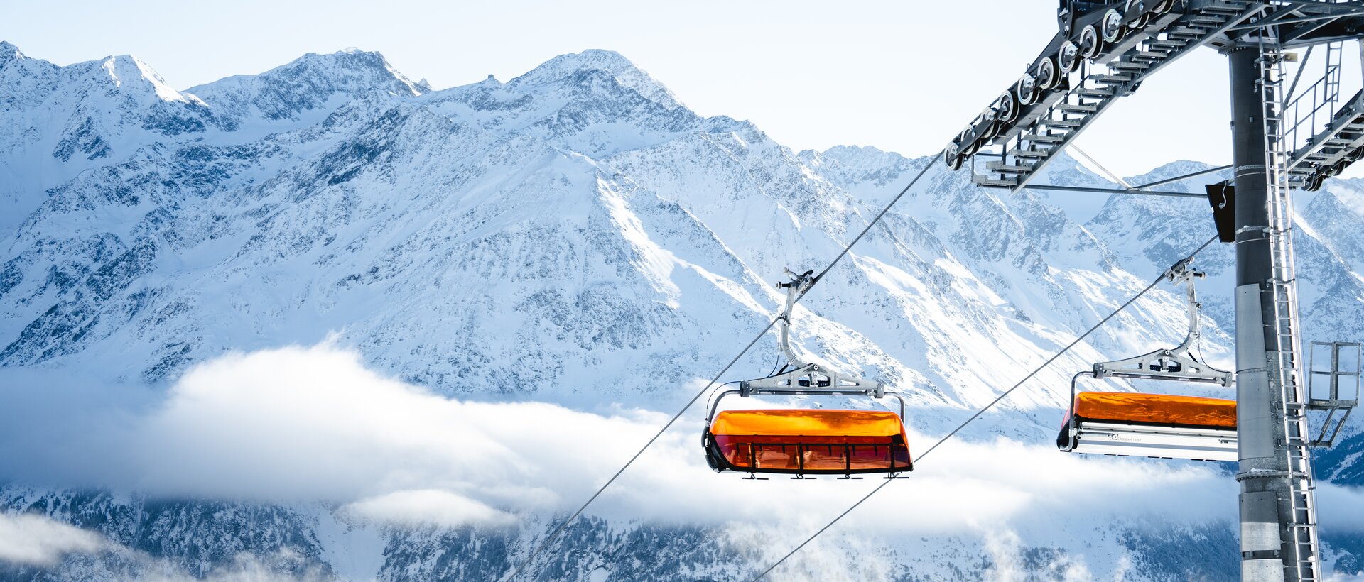 Sessellift mit Alpenpanorama