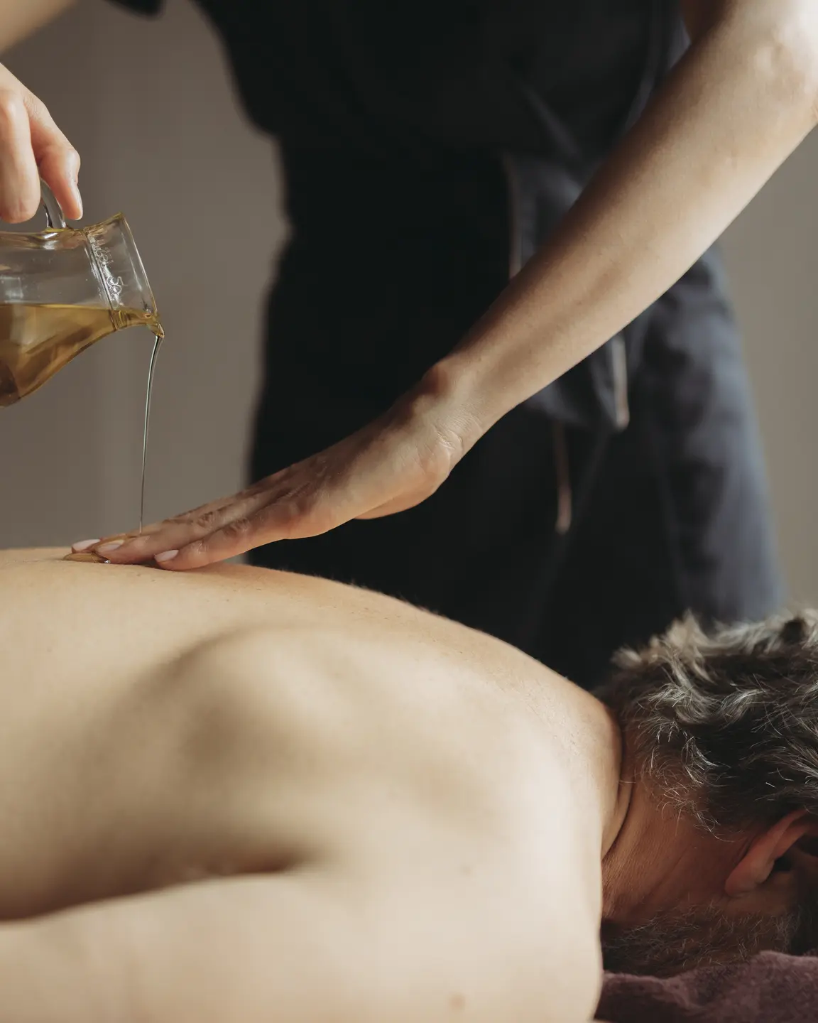Entspannender Ölguss während einer Massage | © copyright by www.christophschoech.com