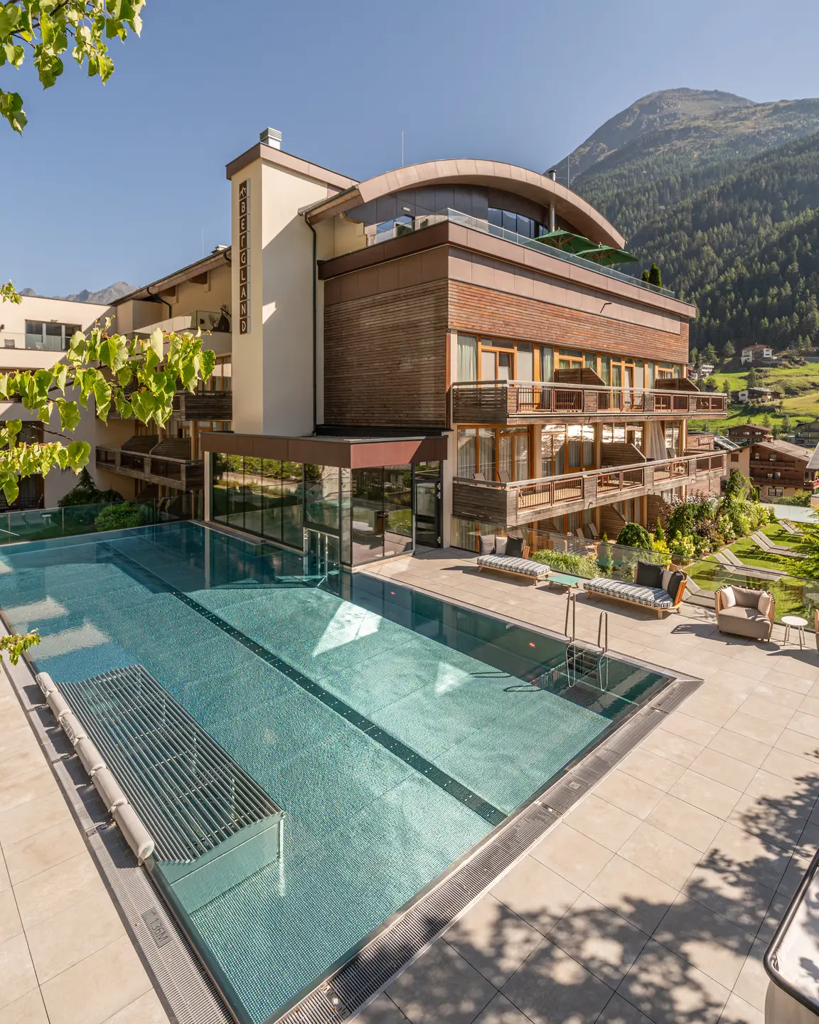 Außenpool mit Blick auf das Hotel  | © johannes brunner