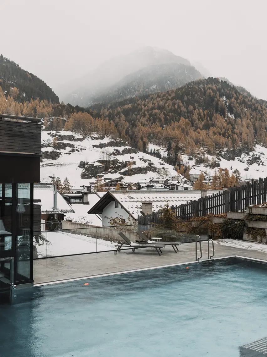 Bergland Sölden mit Außenpool vor verschneiter Landschaft  | © ROSSNER-Dominik Fotografie & Film