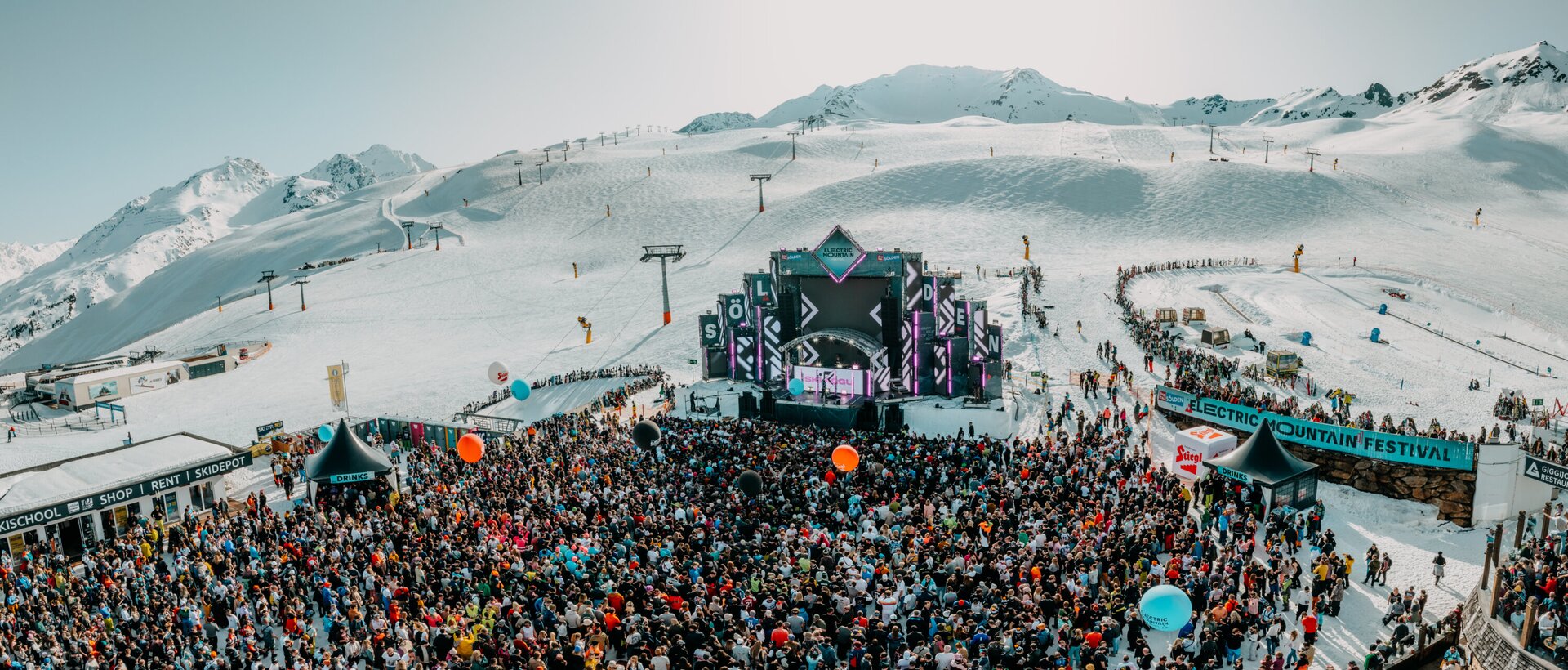 Großes Musikfestival im Schnee in den Bergen