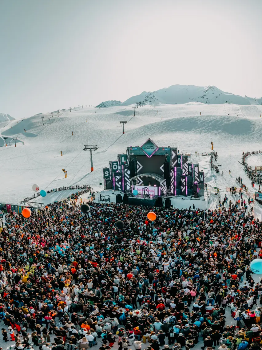 Großes Musikfestival im Schnee in den Bergen