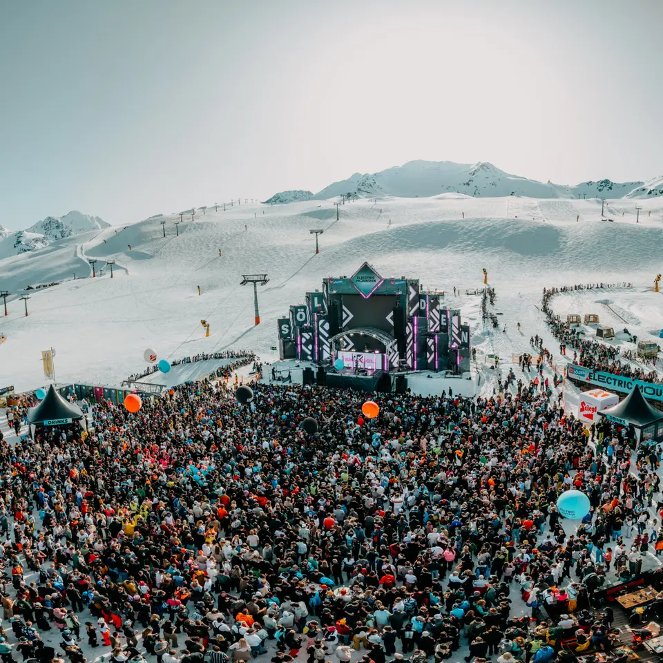 Großes Musikfestival im Schnee in den Bergen