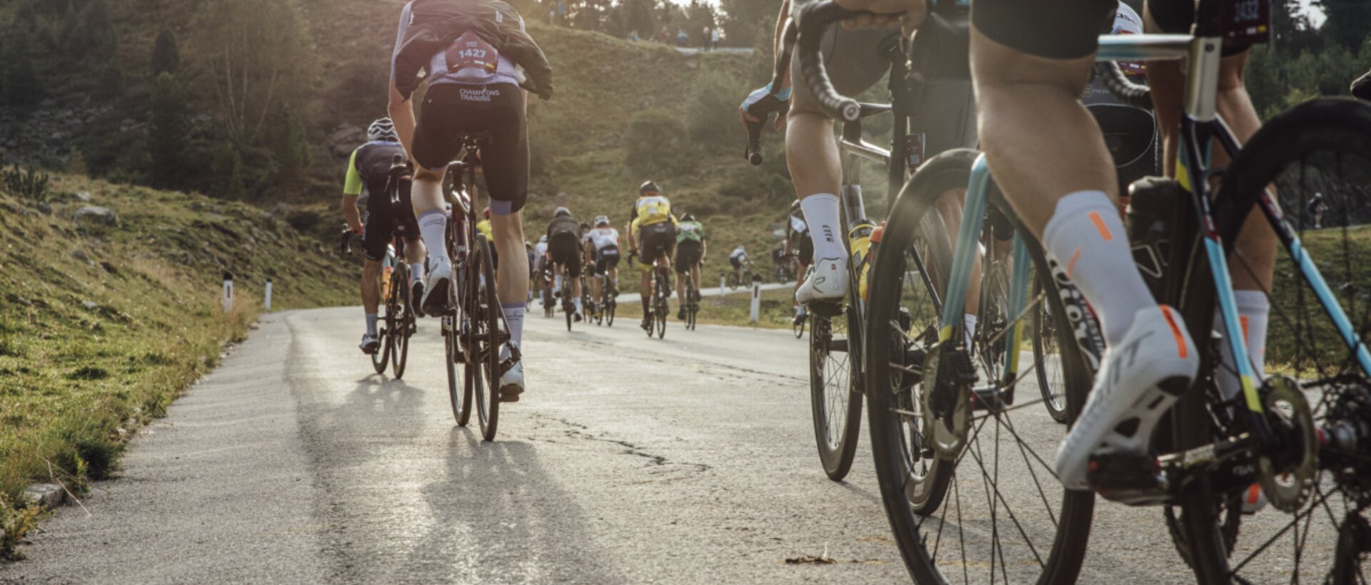 Radfahrer-Gruppe auf Bergstraße bei Sonnenaufgang | © © Lukas Ennemoser
