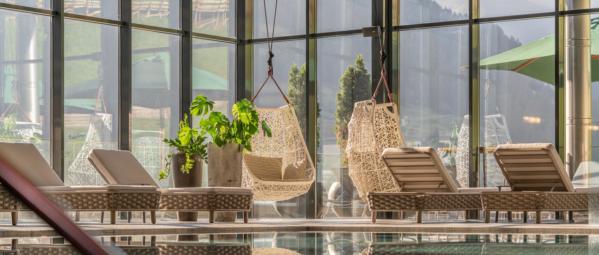 Heller Innenpoolbereich mit Liegen und Bergblick | © Johannes Brunner