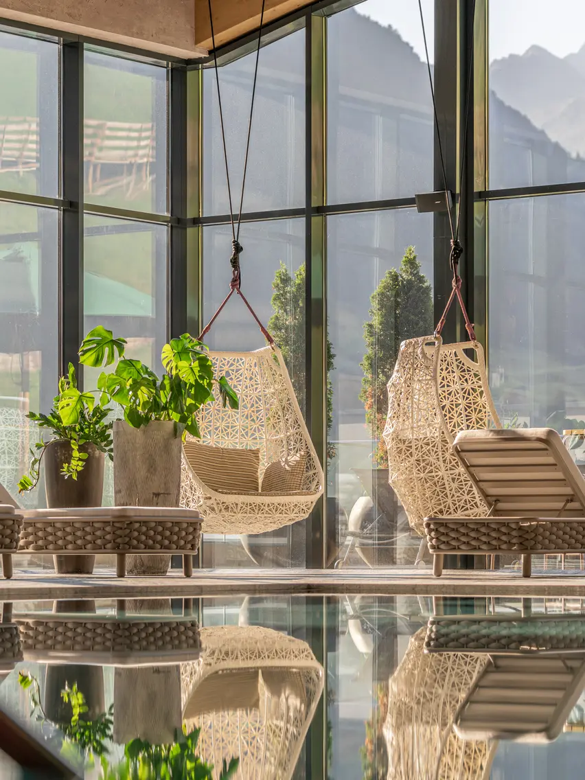 Heller Innenpoolbereich mit Liegen und Bergblick | © Johannes Brunner