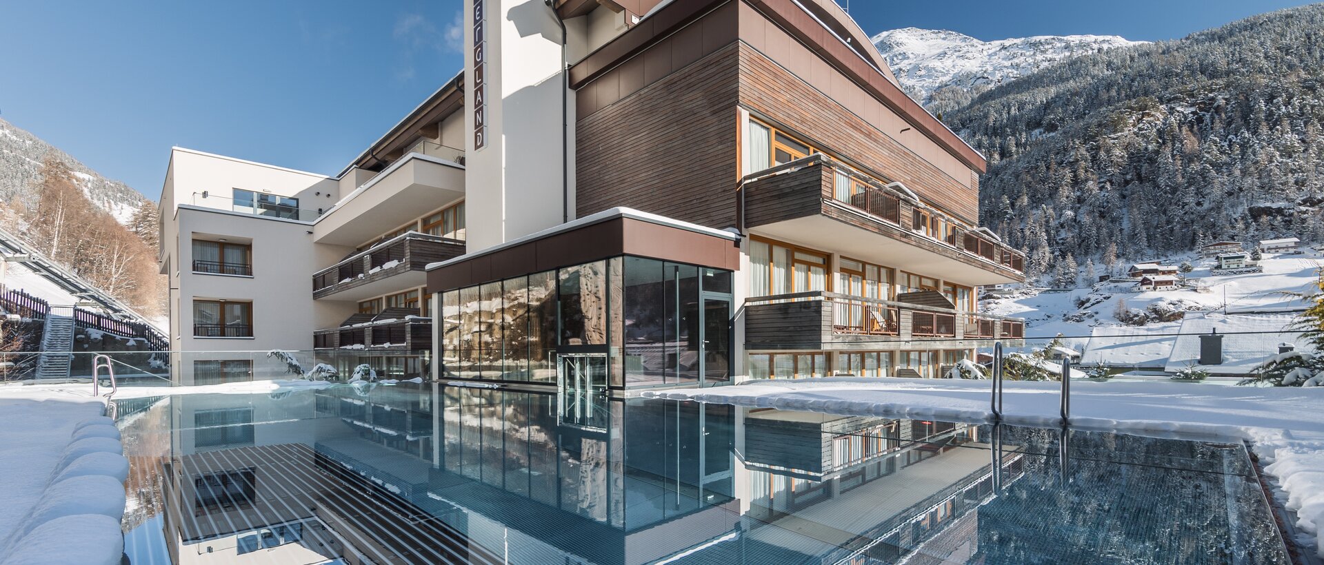 Hotel mit Außenpool im Winter | © ROSSNER-Dominik Fotografie & Film