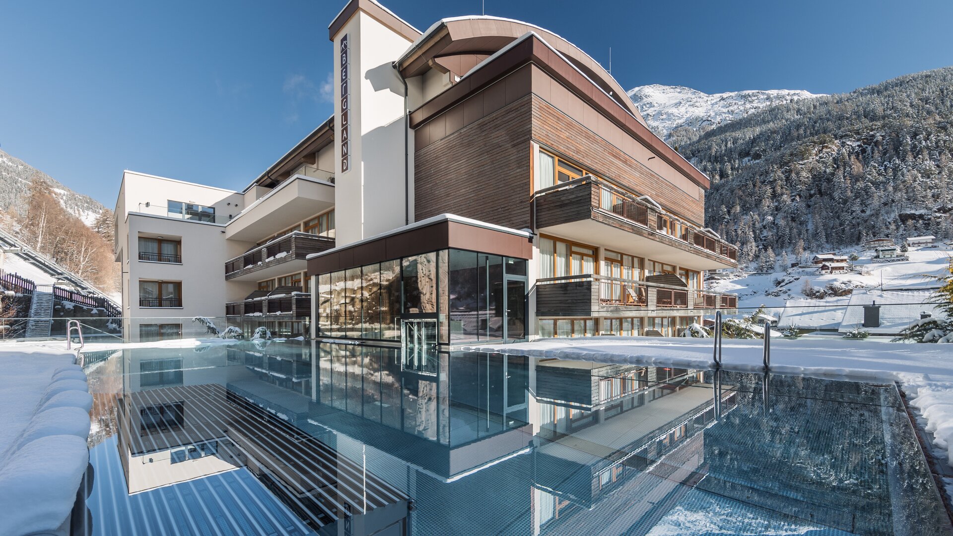 Hotel mit Außenpool im Winter | © ROSSNER-Dominik Fotografie & Film
