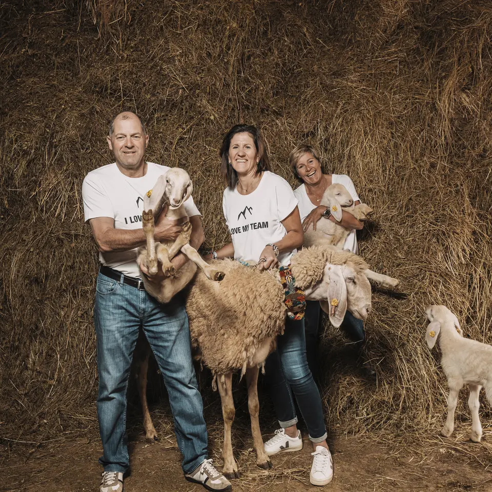 Bauernfamilie mit Schafen und Lämmern im Heustall | © ROSSNER-Dominik Fotografie & Film