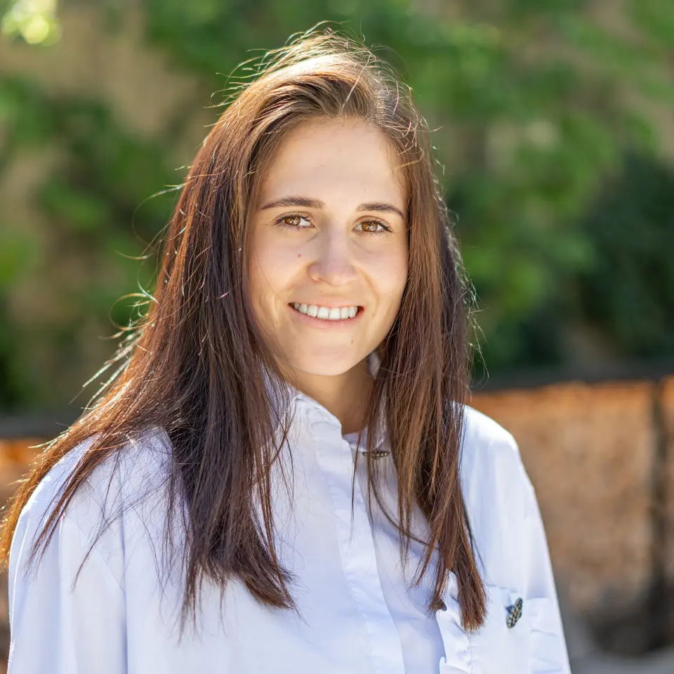 Smiling young woman with long hair in the garden | © Johannes Brunner