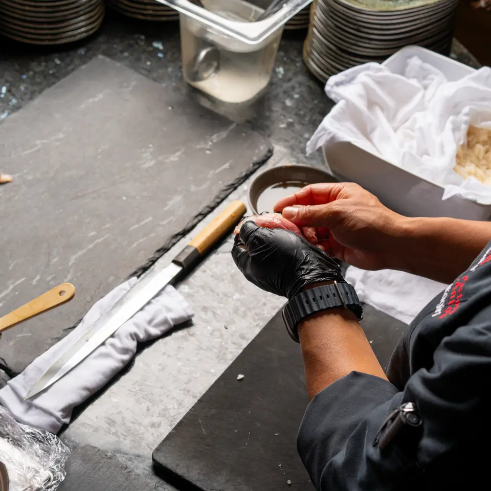 Kochhände formen Nigiri-Sushi aus Fisch und Reis | © johannes brunner