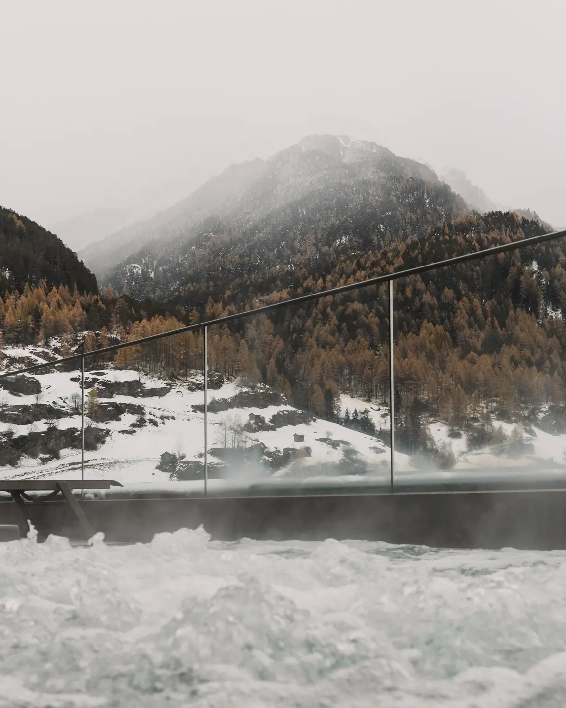 Outdoor Wellness im beheizten Pool im Winter  | © ROSSNER-Dominik Fotografie & Film