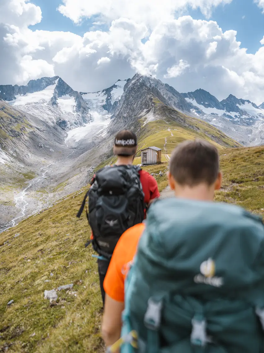 Freunde beim Wandern im Ötztal | © Fabian Kuenzel