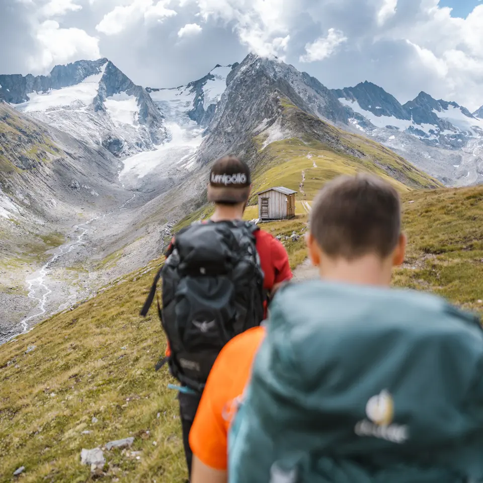 Freunde beim Wandern im Ötztal | © Fabian Kuenzel