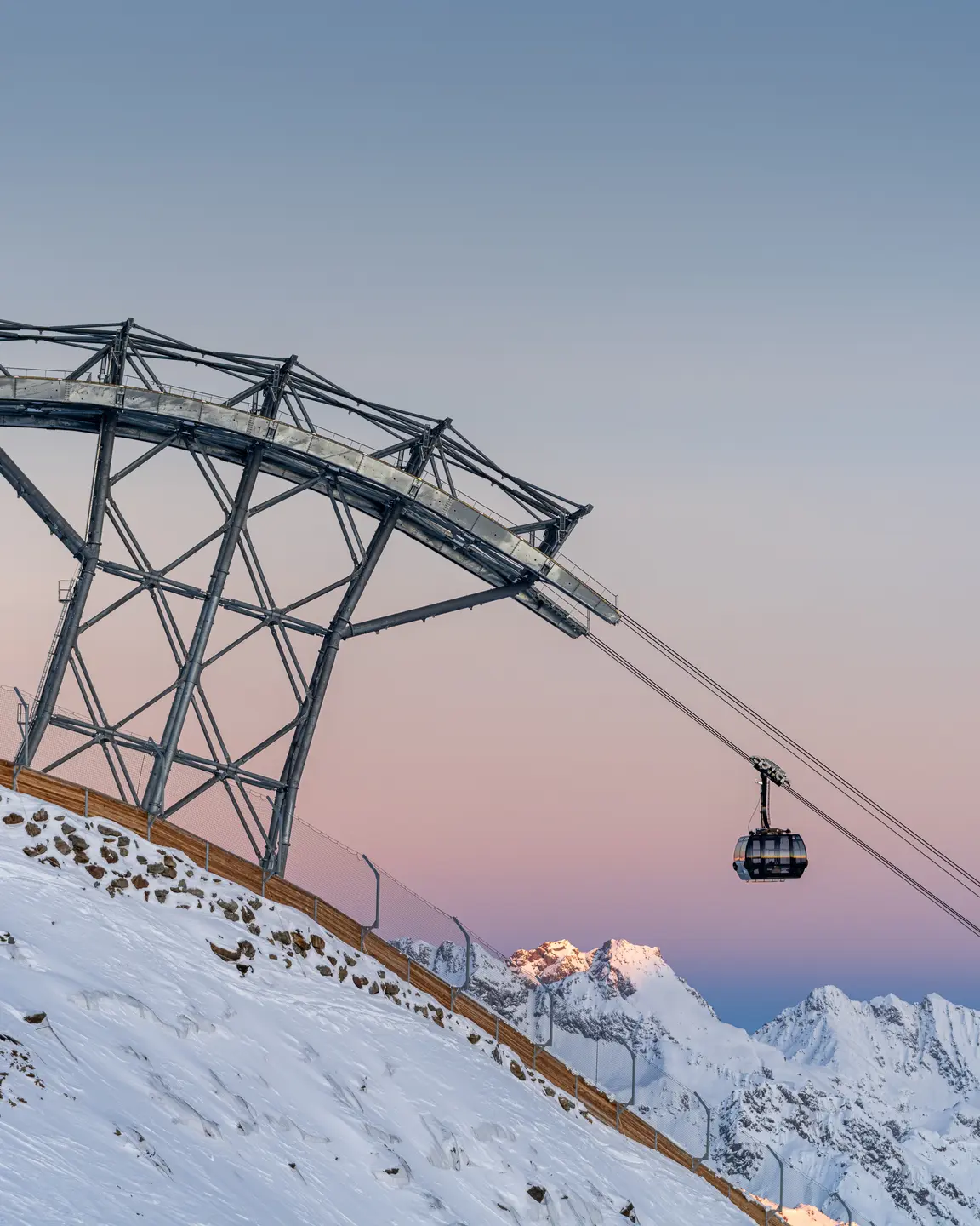 Schwebende Gondel an Seilbahnstation im Abendrot | © Johannes Brunner