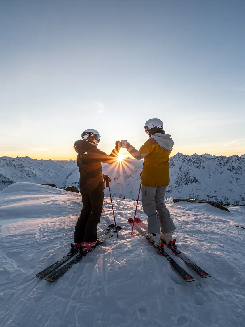 Skifahrerinnen kurz vor der Abfahrt | © johannes brunner