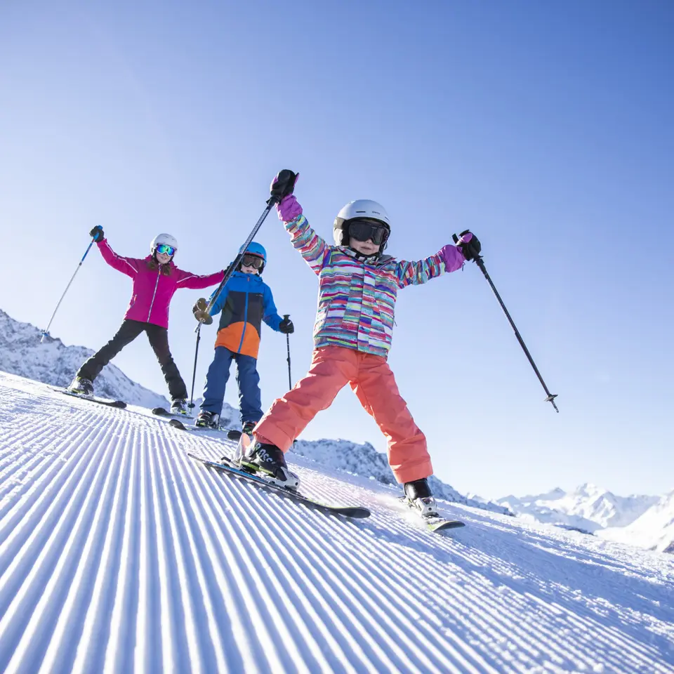 children skiing in Sölden | © danielzangerl