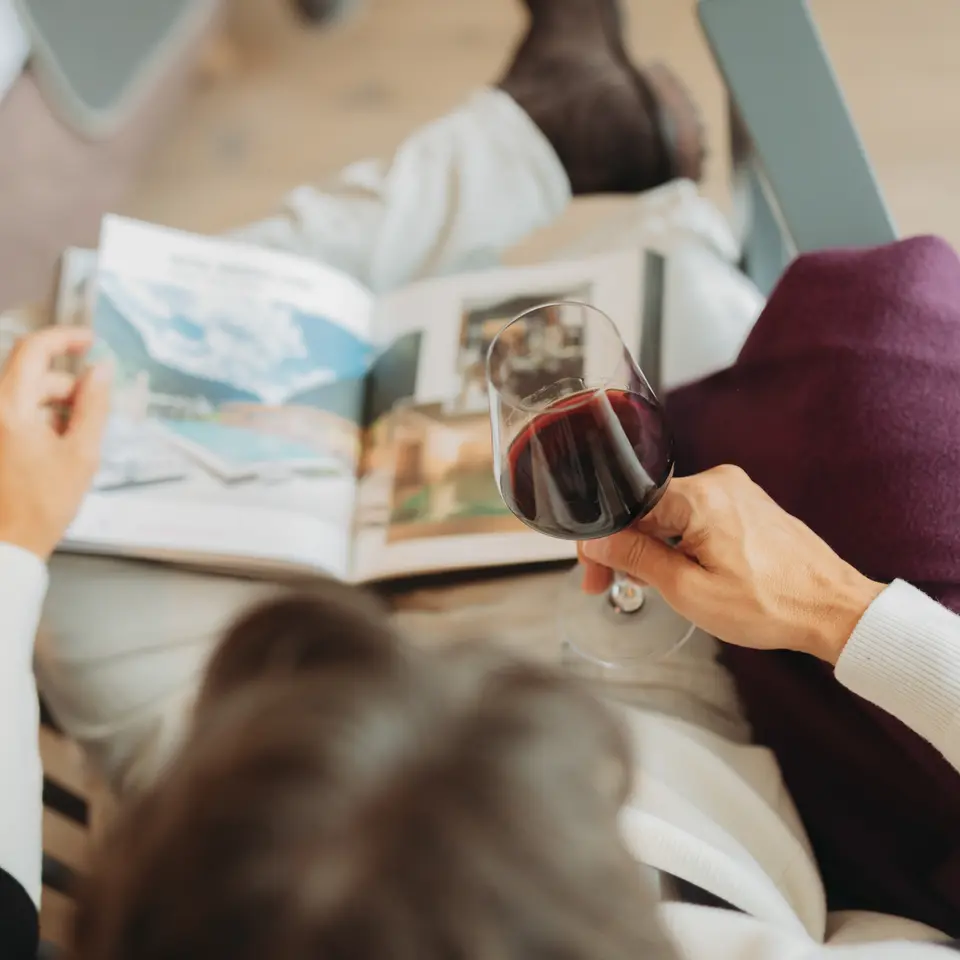 Relaxing in the cozy suite | © copyright by www.christophschoech.com