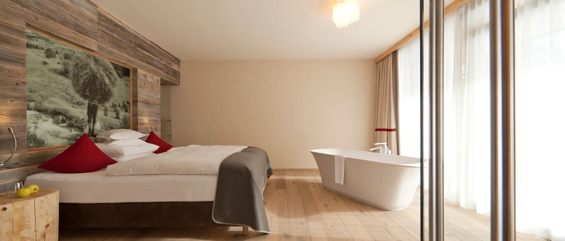 Hotelzimmer mit freistehender Badewanne | © No Limit Fotodesign